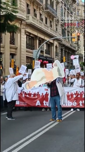 300 médicos se concentran frente a la sede de la Conselleria de Salud para pedir un convenio propio