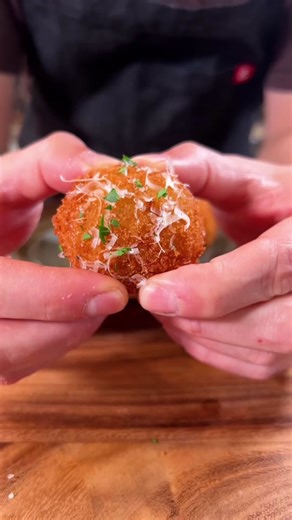 ARANCINI 🍊 golden and crispy balls of risotto stuffed with dairy-free... | arancini