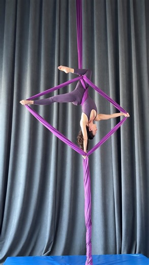 Aerial Physique ® on Instagram: "Technique Tip 💎 Reverse Thread Diamond This week we are focusing on one of my favorite shapes, Reverse Thread Diamond. It's flattering from every angle and it even inspired our newest graphic on tanks and totes! 🔹 Setup & entry • Start from an opposite knee hook, silk on your right, hook your left knee • Same side arm swims behind the silk • Pass the tail over your lap like a seatbelt • Pike your free leg forward and toss the silk around it from outside in, pul