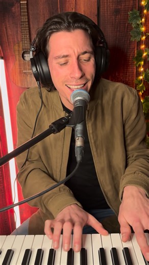 Bryan's Music on Instagram: "Un classique qui fait du bien 🎹✨ Stuck On You – Lionel Richie Piano voix 🎶 Vous en pensez quoi ? ❤️👇 #pianovoix #cover #lionelrichie #coversong"