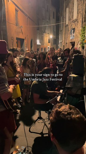 What to do in Perugia, Italy 🇮🇹 Every July, Perugia in Umbria is home to the most incredible jazz festival and it’s an iconic weekend. Big performers come from all over the world and play ticketed concerts on the edge of the city, free concerts in the old town and musicians just start playing in the streets. Set in the beautiful city of Perugia it’s not to be missed if you love music and Italian culture. #perugia #perugiaitaly #umbriajazzfestival #visitumbria #jazzfestival #CapCut