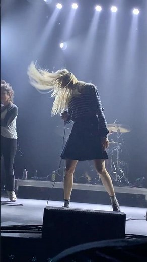 Theresa from Warpaint dancing #livemusic #concert #warpaint