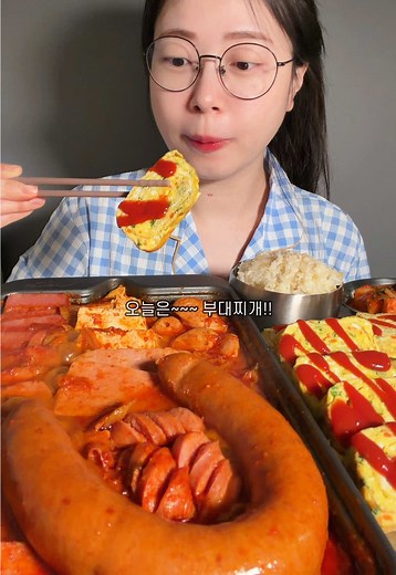 부대찌개와 계란말이 조합의 완벽한 맛 탐험