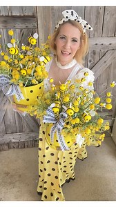 1.4K reactions · 216 shares | There is lots to BUZZ about here. Lets design an easy Spring arrangement in less than 8 minutes. ☺️ | Ba Bam Wreaths | Facebook