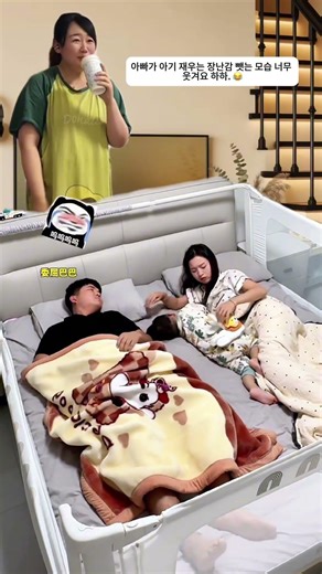 Dad snatching the baby's sleep toy is so funny, haha./ 아빠가 아기 재우는 장난감 뺏는 모습 너무 웃겨요 하하. 😂