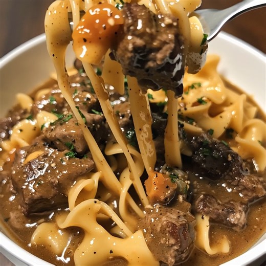 Crockpot Beef Tips & Noodles Ingredients: 2 lbs beef stew meat (or sirloin tips), cubed 🐄 1 packet brown gravy mix 1 packet onion soup mix 1 can (10.5 oz) cream of mushroom soup 🍄 2 cups beef broth 🥣 1 tbsp Worcestershire sauce 1 tsp garlic powder 1 tsp black pepper 12 oz egg noodles, cooked 🍜 Instructions: Layer Beef: Place beef tips into the crockpot. Make Sauce: In a bowl, whisk together gravy mix, onion soup mix, cream of mushroom soup, beef broth, Worcestershire sauce, garlic powder, an