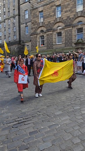🏴󠁧󠁢󠁳󠁣󠁴󠁿 Edinburgh Tartan Parade 2026 🎉 Saturday 9th May 2026, the streets of Edinburgh will come alive with colour, music, and pride as over 2,500 participants from around the world take part in the Edinburgh Tartan Parade down the historic Royal Mile. 🏴󠁧󠁢󠁳󠁣󠁴󠁿 #EdinburghTartanParade #Scotland #EdinburghEvents #ScottishCulture #ForeverEdinburgh #visitscotland #travelblogger #travel #edinburgh #scotlandexplore Credit Terry Boyd | A Taste of Scotland Tour