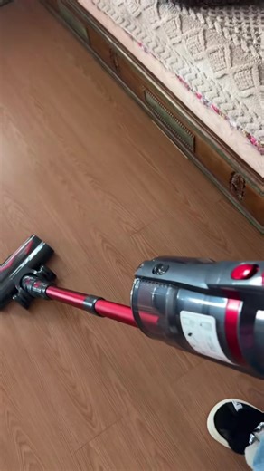 ¡Transforma tu limpieza en Un instante! Descubre la aspiradora sin cable de 40000 Pa y 500 W, diseñada para hacer que tu hogar quede impecable en minutos. Con hasta 60 minutos de autonomía, depósito de 1,5 L y pantalla LED HD, controlar tu limpieza nunca fue tan fácil. Su cepillo antiencrespamiento elimina el pelo de mascotas y suciedad de alfombras y suelos duros sin esfuerzo. Olvídate de los cables y disfruta de una limpieza profunda y eficiente. ¡No esperes más! Dale a tu hogar la limpieza qu