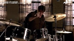 ¿Castle baterista? ¡Lo que le faltaba!-->http://bit.ly/1QQXUcw #CastleAXN HOY 8pm COL, 9pm MEX, 22hs ARG | AXN Latinoamérica