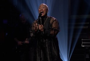 Watch: Emeli Sande Soars On ‘Fallon’ With ‘Hurts’