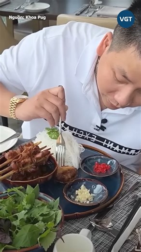 Khoa Pug thua lỗ mất trắng, tiết lộ 1 sự thật sốc Chia sẻ trong vlog mới nhất, Khoa Pug bất ngờ cho biết hiện tại, anh chỉ còn một nguồn thu duy nhất là làm Youtube. Nhiều người thắc mắc vì trước kia, anh sở hữu khối tài sản khổng lồ, từng tiêu tiền như nước. Khoa Pug lần đầu công khai những chia sẻ thẳng thắn về doanh thu YouTube và bài toán tài chính cá nhân trong vlog mới đăng tải trên kênh sở hữu hơn 4,7 triệu lượt đăng ký. Những tâm sự này nhanh chóng thu hút sự chú ý, bởi nó khác xa hình ả