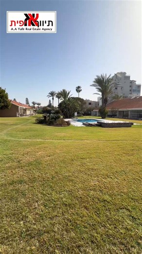 למכירה במיקום מבוקש בהרצליה פיתוח (אזור כיכר טיראן) – קוטג' קסום בתוך מתחם סגור ואקסקלוסיבי שמרגיש כמו ריזורט תמידי. ​מה מחכה לכם? ✨ קוטג' מרווח של כ-150 מ"ר בנוי. ✨ 4 חדרים. ✨ בריכת שחייה גדולה ומפנקת במתחם מדשאות ירוקות ומטופחות (רק לדיירים!). ✨ שקט, פרטיות ואיכות חיים. ✨ מתאים למגורים, לנופש או כהשקעה. ​📍 הלוקיישן: הכל במרחק הליכה – בתי קפה, מסעדות, והים הכחול. לא צריך להניע את הרכב. ​💰 מחיר שיווק: 8,500,000 ש"ח. ​נכסים כאלה נחטפים מהר. לפרטים נוספים ותיאום סיור פרטי בנכס: תיווך א.א. יפית מ