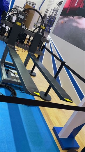 The electric telescopic fork makes loading simpler.