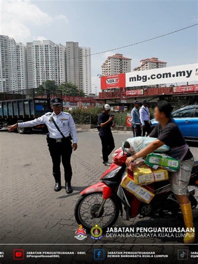 📍 Pasar Borong Kuala Lumpur, Selayang digempur siang dan malam. ☀️ Siang: 159 kompaun dikeluarkan dan 20 kenderaan disita. 🌙 Malam: Pemeriksaan premis perniagaan kendalian warga asing, termasuk penutupan serta-merta 2 premis tanpa lesen. Ramai netizen menyebut nama Pasar Borong Selayang sejak video kami pada 20 Jun lalu. Kini operasi telah dijalankan. Apa pandangan anda? Adakah operasi seperti ini perlu diteruskan secara berkala? 👇 📍 吉隆坡士拉央批发公市集（Pasar Borong Selayang）展开昼夜联合执法行动。 ☀️ 白天：开出159张