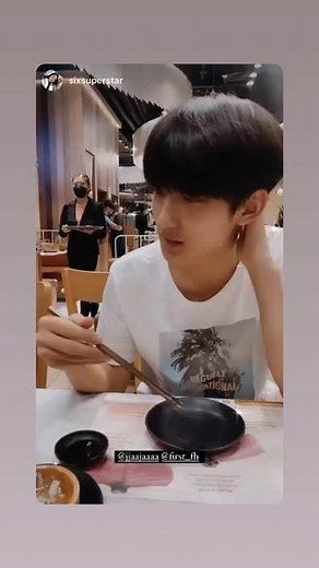 #jafirst 终于又合体吃饭啦，最近小一一直写论文辛苦啦！要多多在一起，多秀恩爱哦！