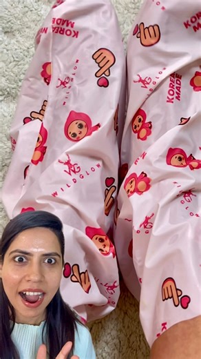 Preeti Shah📍Kolkata on Instagram: "Trying the Korean Foot peel mask 😷 🫣 This Korean foot peel mask does all the work for you just wear it like socks for 60 mins & let the magic happen in 48-72 hours! ✨ Comment for link 🔗 @wildglow.in @rohit_khemmka #wildglow #footmask #korean #pedicure #explore"