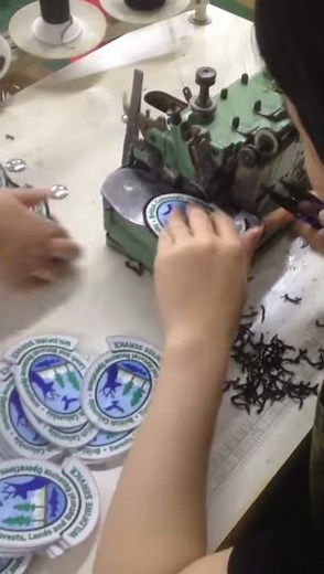 Embroidery patch heat transfer with merrow border