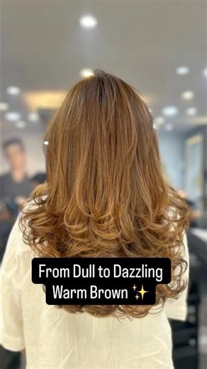 balayage magic! Dark roots blending into caramel‑golden curls that give you that sun‑kissed vibe💫