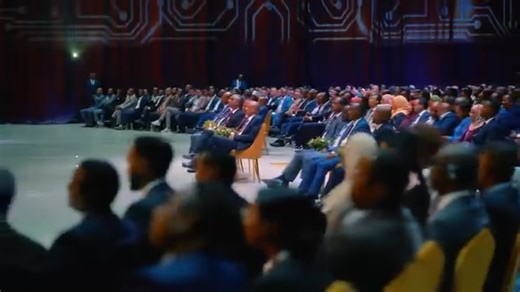 “በዲጂታል ኢትዮጵያ 2030 የተቀመጡ ግቦች እንዲሳኩ ሁለት መሠረታዊ አስቻይ ጉዳዮች አሉ። አንደኛው የኤሌክትሪክ ተደራሽነት ነው። የኤሌክትሪክ ተደራሽነት የዲጂታል ቴክኖሎጂ ምግብ ነው ብሎ መውሰድ ይቻላል። የምንጠቀምባቸው የቴክኖሎጂ ጋጄቶች ኤሌክትሪክ ይፈልጋሉ። በመሆኑም በሁሉም አማራጮች የኤሌክትሪክ ተደራሽነትን ማስፋት አለብን። ሁለተኛው የኢንተርኔት ትስስር ነው። በርካታ ከተሞች የኢንተርኔት ትስስር ተጠቃሚ ሆነዋል። ነገር ግን በሚቀጥሉት አምስት ዓመታት ይህን ትስስር በሁሉም አካባቢዎች ሙሉ ለሙሉ ተደራሽ ማድረግ ይገባል። ይህ እንደሚቻል አምነን በመስራት ለዜጎቻችን እኩል እድል መፍጠር አለብን”። ጠቅላይ ሚኒስትር ዐቢይ አሕመድ (ዶ/ር) | Arada communcation/አራዳ ኮሙኒኬሽን