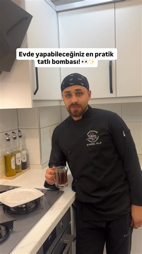 Malzemeler (10 Havuçluk – 4-5 Kişilik) • 10 adet orta boy havuç (rendelemek için) • 3 yemek kaşığı tereyağı • 15 adet Petibör bisküvi • 10 adet ceviz • 5 tatlı kaşığı toz şeker • 1 tatlı kaşığı tarçın • Hindistancevizi rendesi (topları bulamak için) ⸻ Hazırlanışı 1. Havuçları soyup rendeleyin. 2. Tavayı orta ateşe alın, tereyağını ekleyip eritin. 3. Rendelenmiş havuçları tavaya alın ve yumuşayıncaya kadar kavurun. 4. Cevizleri ve Petibör bisküvileri blenderdan geçirin. 5. Kavrulmuş havucun üzeri