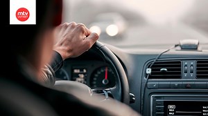 Miten saada hyvä perstuntuma sekä autoon että tiehen? Tällainen on ajoasento, joka voi pelastaa jopa henkesi