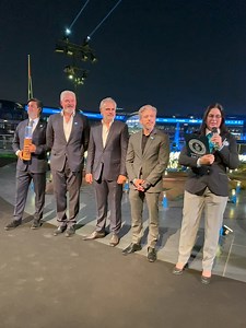 41K views · 338 reactions | Guinness World Records announced the 'Largest Solar Power Light Bulb Display' first achieved in the UAE by Al-Futtaim Group!  They surpassed their goal of over 2,000 lanterns, creating 3,000 lanterns to light the place up! Each light bulb is handmade by students from Universal American School and Deira International School. | The Filipino Times | Facebook