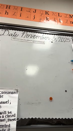 That ONE Teacher 👩🏽‍🏫✨️ on Instagram: "Today, we’re learning all about the letter S and how it can sound different depending on where it shows up in a word. 🐍🐝 🟢 Initial S at the beginning of a word is pronounced /s/. 🟡 But when S is final, at the end of a word, sometimes it’s /s/ and sometimes it’s /z/. We learned that final SS is never voiced... it always stays /s/. But if I erase one S and only have one left after a short vowel or a voiced sound, it changes to /z/. Then we add our voic