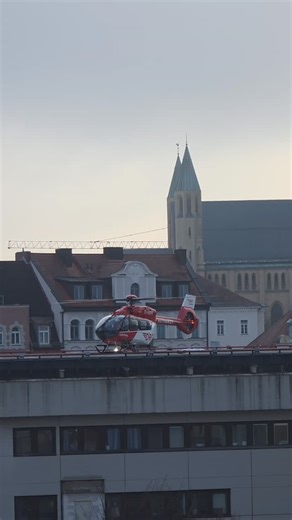@airrescue_munich on Instagram: "Christoph München der DRF-Luftrettung mit der D-HXFE beim Start am @tumklinikum.rechtsderisar @christoph.muenchen @drf.luftrettung @tumklinikum.rechtsderisar 🚁: Christoph München (Chr.87) Intensivtransporthubschrauber 👥: Tag: 1Pilot, 1HEMS-TC/ Notfallsanitäter, 1Notarzt Nacht: 2Piloten, 1HEMS-TC/ Notfallsanitäter, 1Notarzt 🚁: Airbus H145D3 Sonderausstattung: NVIS (Night Vision Imaging System), HISL (High Intensity Searchlight), Cable Cutter (Kabelkappsystem) �