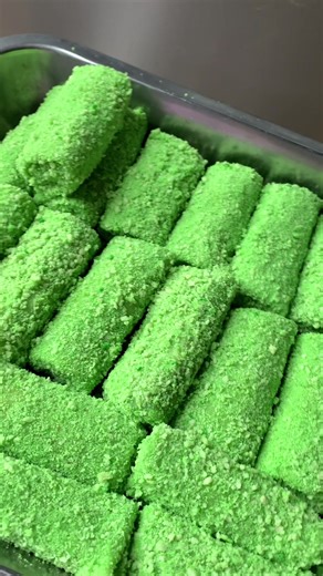 resep kulit risol: - margarin / butter 40 gr - telur 2 - terigu 150 gr - gula pasir 40 gr - garam 1/4 sdt - susu full cream 450 ml adul semua bahan, lalu saring agar tidak ada butiran yang menggumpal . resep isian matcha (coklat matcha ganache) - whipcream 150 gr - coklat compound putih vanila 150 gr - coklat compound matcha 150 gr - butter 1 sdm - matcha powder 1 sdt (diseduh pake panas) . resep tepung panir: - tepung panir putih - pewarna makanan hijau (chopper sebentar sampai warna tepung pan