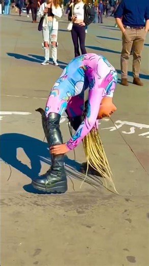 How do street performers levitate #contortionist #busking #artist #howdostreetperformerslevitate