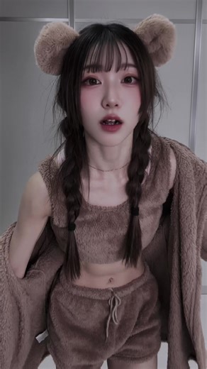 腹筋女子と鏡の前のくまさん