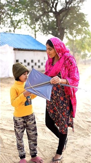 माँ ने बेटी के लिए पतंग बनाया 🪁🥰 #maa #kite #love #emotional