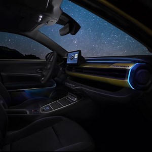 L’atmosfera perfetta per le tue avventure? La crei tu: configura le ambient light della tua Jeep® Avenger in 8 tonalità diverse e goditi un’esperienza sensoriale a trecentosessanta gradi. | Jeep Italia