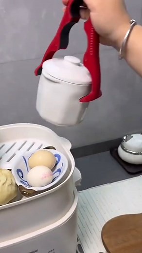 10K views · 53 reactions | The kitchen clip I actually use  https://taylorbrio.shop/products/anti-scald-clip-silicone #KitchenEssentials #kitchengadgets #kitchenhacks #kitchenhelper | Taylor Recipes | Facebook