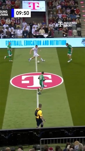 Die FC Bayern Legends mit einem furiosen Turnierstart beim Telekom Starkick 2025! Beim 5:1-Auftaktsieg sorgt Ivica Olic mit seinem Treffer für das Highlight! ⚽️ Das FC Bayern Legends-Team beim Telekom Starkick 2025 jetzt LIVE und KOSTENLOS bei MAGENTA SPORT & MagentaTV! | FC Bayern München