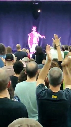 Wilbur Victor on Instagram: "GRACIAS POR EL "LLENAZO" DE ANOCHE EN VALDEBERNARDO. ESA PEÑA AHÍ‼️ @21distritos #danza #baile #danzadelaalegría #acrobacia #circo #gimnasiaartistica #payaso #clown #teatro #survivor #crossfit #flow"