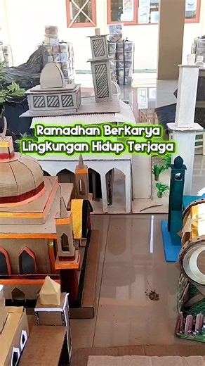 miniatur masjid saat Ramadhan di SMP Negeri 1 Kaligondang Ramadhan di SMP Negeri 1 Kaligondang terasa seru dan penuh kegiatan. Salah satunya adalah kegiatan membuat miniatur masjid. Para siswa dengan semangat membuat miniatur dari berbagai bahan sederhana. Ada yang memotong kardus, menempel bagian kubah, sampai menghias masjid supaya terlihat lebih menarik. Selain melatih kreativitas, kegiatan ini juga mengajarkan kerja sama dan ketelitian. Setiap kelompok berusaha membuat miniatur masjid yang t