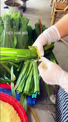Cách gói bánh bằng lá cỏ tranh khiến nhiều người bất ngờ