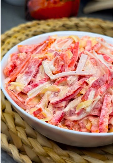 Приготуйте смачний салат «Червоне море» з крабовими паличками