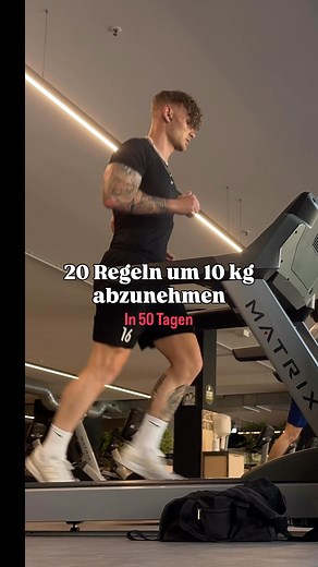 20 Regeln, wenn du ca. 10 KG abnehmen willst – in 50 Tagen 1. Iss täglich in einem Kaloriendefizit Protokolliere dein Essen und bleib konsequent – strebe 500–1000 Kalorien unter deinem Erhaltungsbedarf an. Je nachdem wie deine Ausgangslage ist. 2. Mache 10.000–12.000 Schritte pro Tag Nicht verhandelbar – Gehen verbrennt Fett und unterstützt die Regeneration. 3. Geh Walken auf dem Laufband am 4–5x pro Woche 30–45 Minuten bei 12–15 % Steigung, Geschwindigkeit 4,5–5,5 km/h – maximale Fettverbrennun