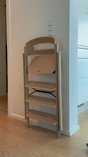 KAOS Højstolen er genial, hvis du mangler en højstol, der ikke fylder ret meget 🙌 Den kan nemlig klappes helt sammen, så du nemt kan gemme den væk eller tage den med 🚀 Tilkøb KAOS vægkrog, så du har mulighed for at hænge den op! Vil du gøre det ekstra blødt og behageligt for dit barn, er det lækre KAOS pudesæt et super godt valg! 🧸 Samtidig gør KAOS bakke det nemt at have mad og leg lige foran barnet 🍽️ Sikkerheden frem for alt! Med KAOS selen, som holder dit barn trygt fast, og KAOS sikkerh