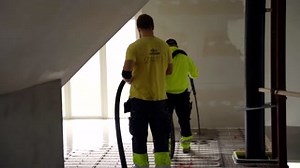 Inspackling av vattenburen golvvärme på spånskiva. Använd Bostiks självtorkande fiberspackel, för ett pålitligt beläggningsbart underlag. 💯 Läs mer på Bostik.se #AttachedToYourWorld #Bostiksverige #flytspackel #pumpbil #pumpspackel #fiberspackel | BOSTIK