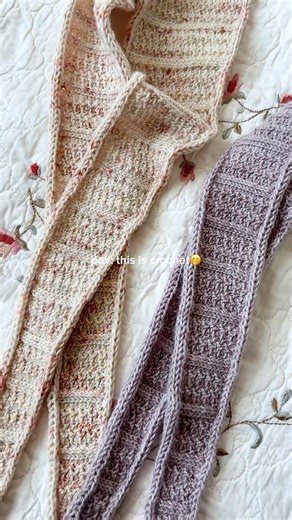 The free crochet pattern is on stitchberryblog.com🎀 #crochetscarf #freecrochetpattern #crochet