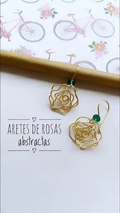 Hola amigos. Hoy les traigo un tutorial muy bonito y se trata de elaborar unas rosas abstractas, en este caso son unos aretes pero puedes hacer infinidad de accesorios con esta técnica y necesitarás muy pocos materiales, solamente 25cm de alambre # 20 para cada arete y un par de anzuelos 👍 . . . Hello friends. Today I'm bringing you a beautiful tutorial on how to make abstract roses. In this case, they're earrings, but you can make countless accessories with this technique, and you'll only need