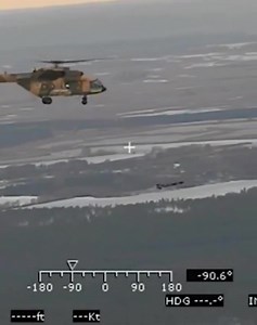 Ukraiński Mi-17W-5 strąca drona uderzeniowego Szahid. Śmigłowiec to maszyna przekazana przez USA, a pierwotnie zakupiona na potrzeby wojsk afgańskich. Omówiliśmy to swego czasu w artykule zamieszczonym na naszym portalu: https://portalmilitarny.pl/wiadomosci/z-afganistanu-na-ukraine-krete-losy-bylego-lotnictwa-islamskiej-republiki/ | Lotnictwo
