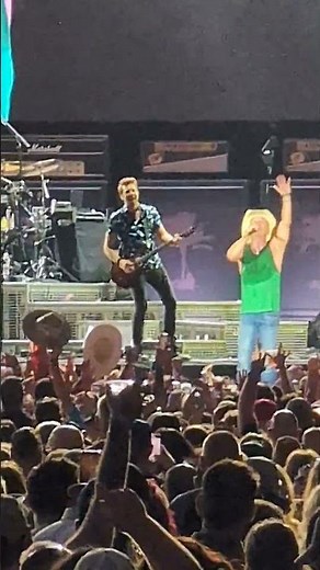 Kenny Chesney - I Go Back #Chesney #Countrymusic #Live