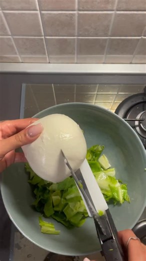 57K reactions · 537 shares | Cucina Intelligente易✂️ Sconti Black Friday ️Risparmia fino al 70%‼️ #forbici #scissors #tijeras #salad #insalata #trend #cucina #upgrade #kitchenhacks | Perforbix | Facebook