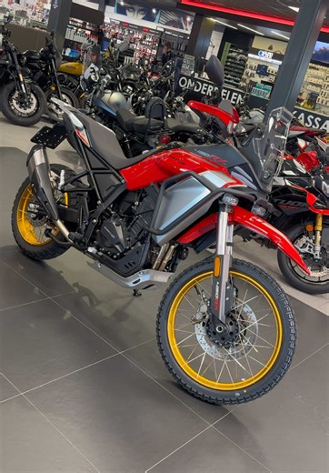Vanaf deze maand zijn wij officieel QJMotor-dealer! 🎉 Naast deze QJMotor SRT 450 RX hebben wij meerdere modellen op voorraad. Ben je benieuwd naar het aanbod? Kom gerust langs en ontdek bekijk zelf. Tot snel! #QJMotor #motorcycle
