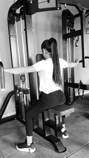 Back machine #gymworkout #trending #gymmotivation #backworkout #yotubeshorts #gril #sports #power