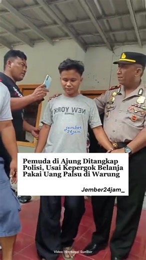 Seorang pemuda berinisial S warga Desa Mangaran, Kecamatan Ajung, ditangkap usai kepergok belanja menggunakan uang palsu di sebuah warung di Dusun Penanggungan, Desa Wirowongso, Kecamatan Ajung pada Selesa (07/4/2026). Video penangkapan pemuda itu beredar di media sosial, dimana pemilik warung menahan pemuda itu ketika kedapatan belanja menggunakan uang palsu. Tak lama kemudian , pihak Kepolisian dari Polsek Ajung datang dan mengamankan pemuda tersebut. Dari informasi, pelaku menggunakan modus y